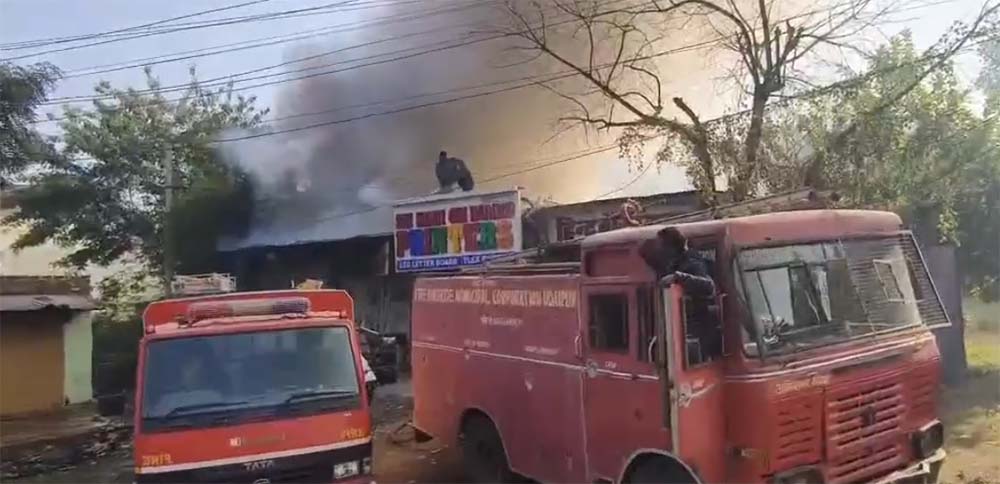 भंगार गोदाम में भीषण आग: डेढ़ घंटे की मेहनत के बाद आग पर काबू, लाखों का  नुकसान - दिल्ली अप टू डेट - Delhi Up To Date